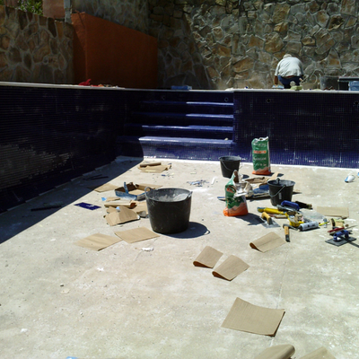 piscina de gresite azul marino