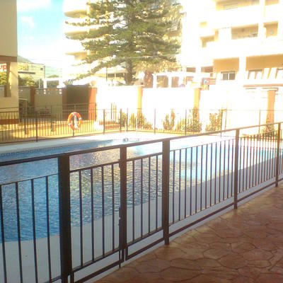 Urbanización y piscina comunitaria