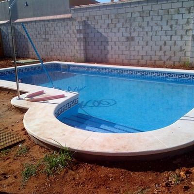 piscina con escalera romana lateral
