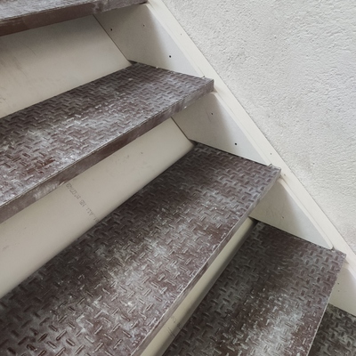 Protección de escalera con Placa de Fibrosilicato sin terminar