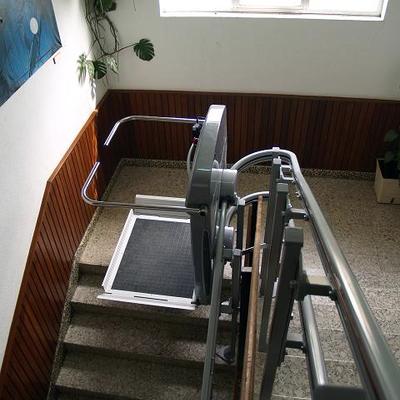 Plataforma salvaescaleras curva