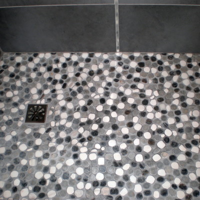 PLATO DE DUCHA CON MOSAICO DE PIEDRA