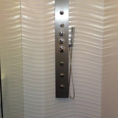 Plato de ducha de obra con azulejos en blanco con relieve
