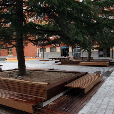 plaza publica bancos y tarima de iroko macizo