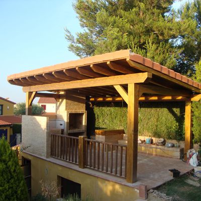 Porche con paellero.