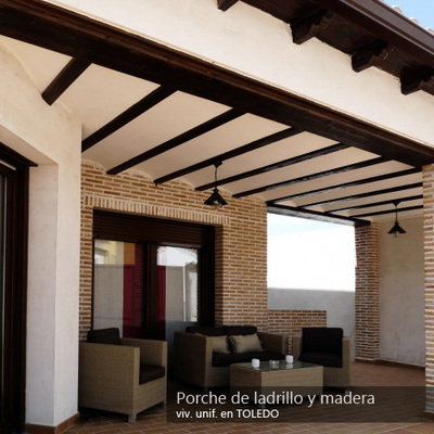 Porche de ladrillo y madera