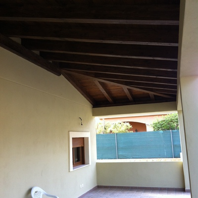 Porche de madera laminada cubierta a tres aguas.