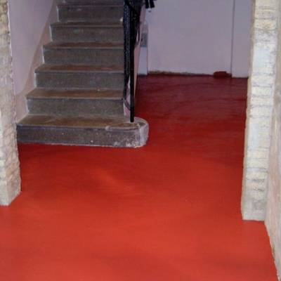 Portal rustico con suelo en microhormigon
