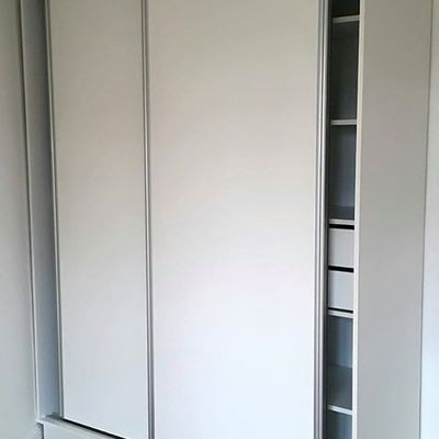 ARAMARIO EMPOTRADO CON PUERTA CORREDERA