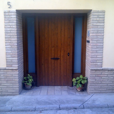 PUERTA CALLE CON FIJOS A DOS LADOS