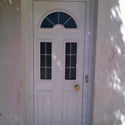 PUERTA CON PANEL DECORATIVO