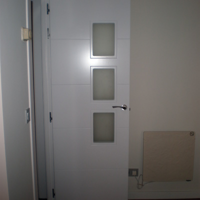 PUERTA CON VIDRIERAS 