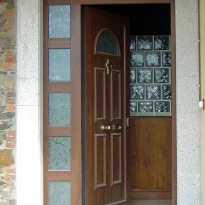 puerta de entrada chalet cudillero
