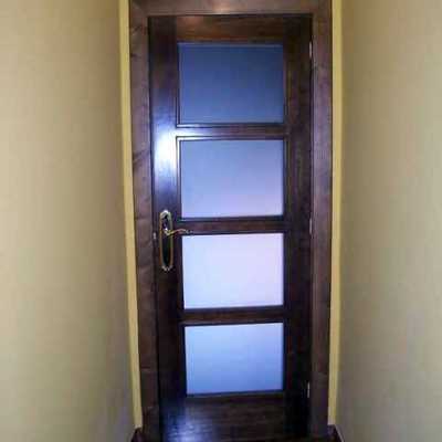 Puerta de madera con cristales