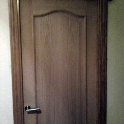 Puerta de madera maciza.