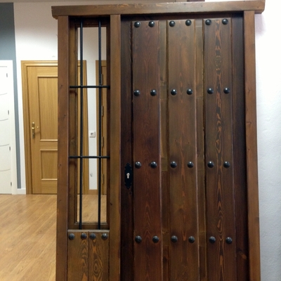 Puerta entrada rústica puerta y fijo lateral.