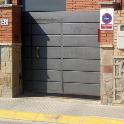 PUERTA CORREDERA CON PUERTA PEATONAL
