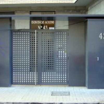 Puertas de chapa perforada con porche