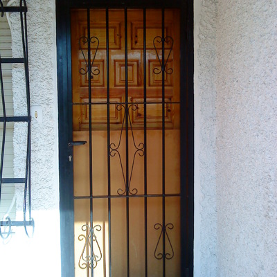 Puertas de hierro.