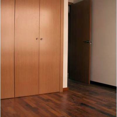 Puertas y armarios.