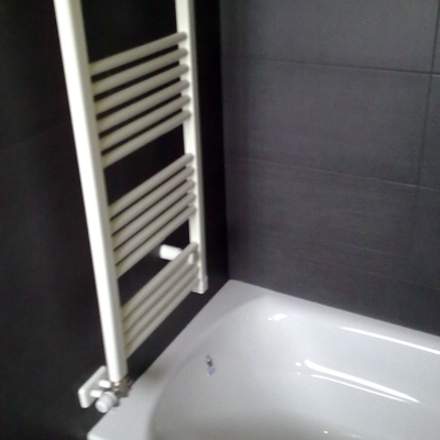 radiador toallero sobre bañera