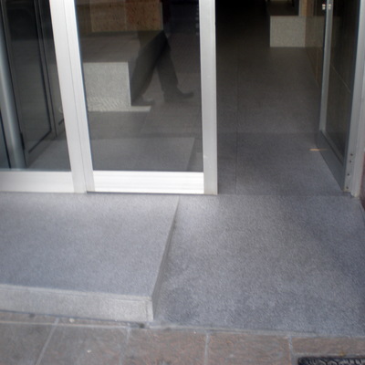 Rampa de acceso al portal de edificio