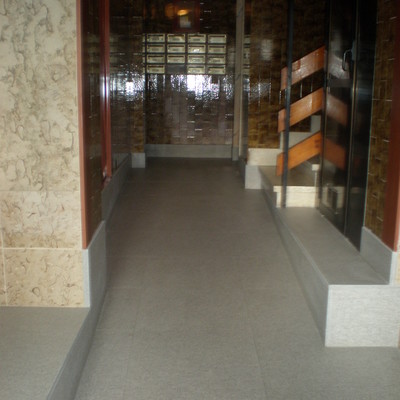 Rampa Interior de granito gris anticato en portal de edificio