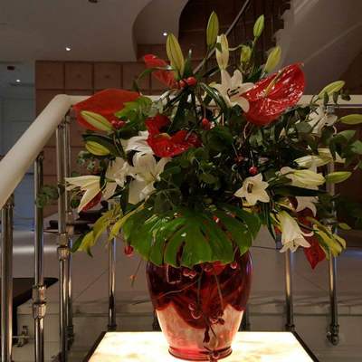 Diseño floral en entrada para evento.