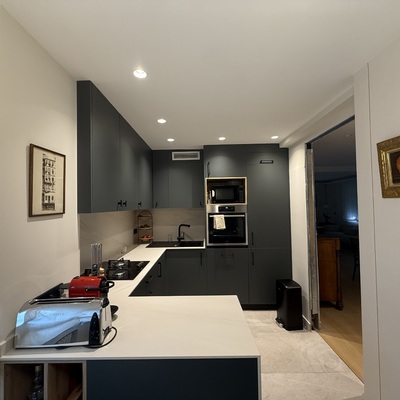 Reforma de cocina a medida en Madrid: península y electrodomésticos integrados
