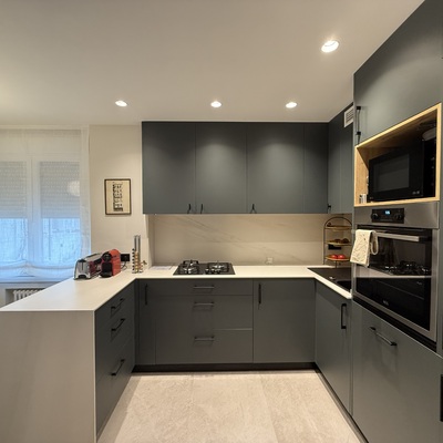 Reforma de cocina en Madrid: cocina en U en gris antracita con encimera de piedra técnica