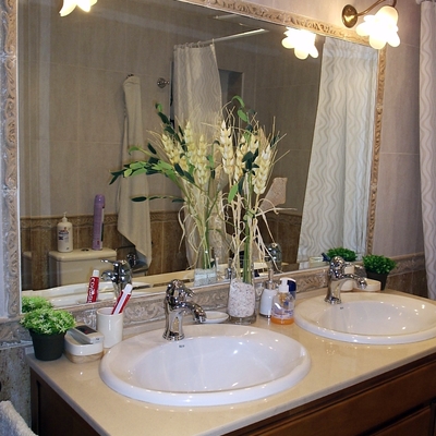 reforma terminada de un baño completo .
