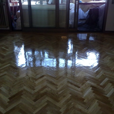 Restauración a su estado original de parquet de roble en formato de espiga