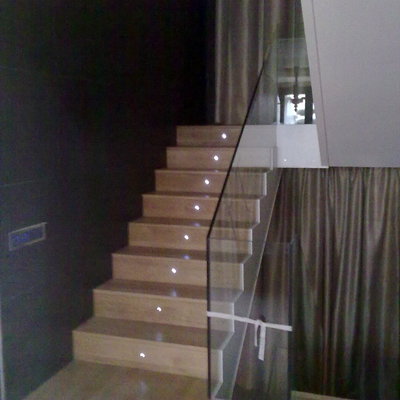 Revestimiento de escalera con madera maciza