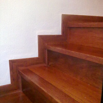 Revestimiento de escalera con tarima imitacion a la madera