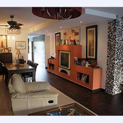 SALON CON SUELO GRES Y CHIMENEA DE OBRA