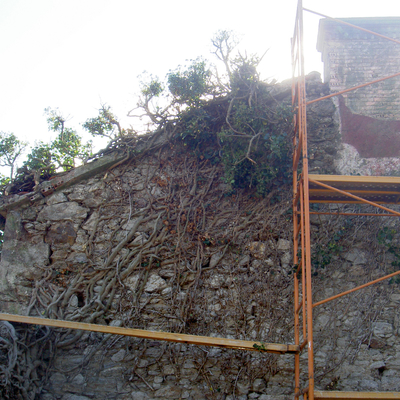 Saneodo de paredes de piedra.