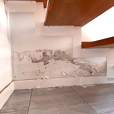 Reparación y pintura de paredes (Antes). Wall repair and painting (Before).
