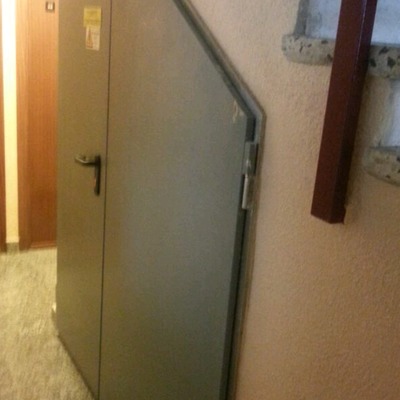 PUERTA ARMARIO CONTADORES HUECO ESCALERA