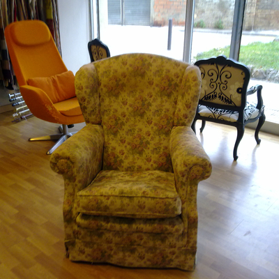 Sillón orejero de muelles antes de su restauración