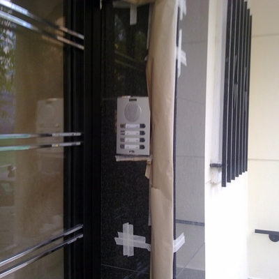 Substitución puerta y solado portal