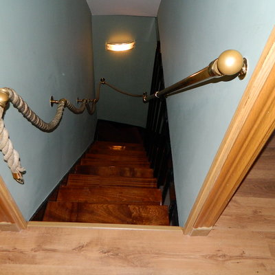 tarima flotante,escalera barnizada y pintura de tiro escalera