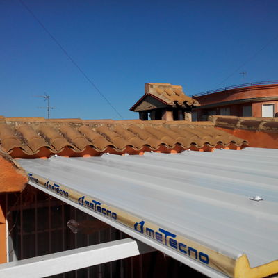 Techo de terraza realizado en panel sandwich