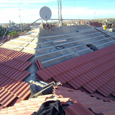 Renovacion integra de tejado con cubierta de Panel Sándwich y teja imitación cerámica