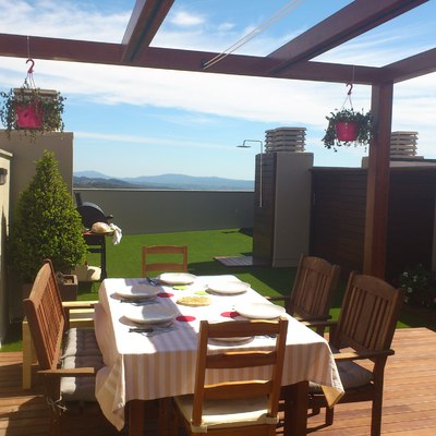 Terraza con pérgola, armario y ducha