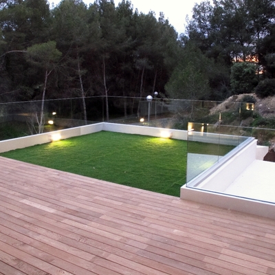 Terraza parquet y césped artificial