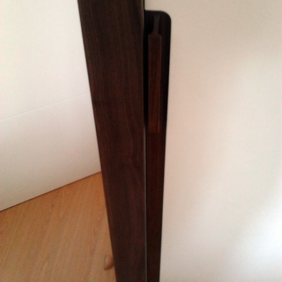 Tirador de puerta corredera en madera de nogal americano
