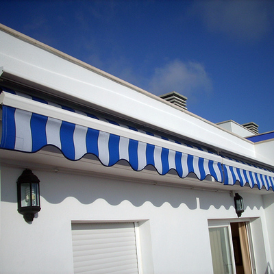 toldo de brazo articulado con tejado