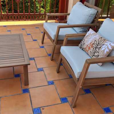 Montaje de muebles de terraza. Assembly of terrace furniture.