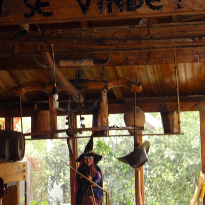 Útiles y enseres de madera rústica restaurados