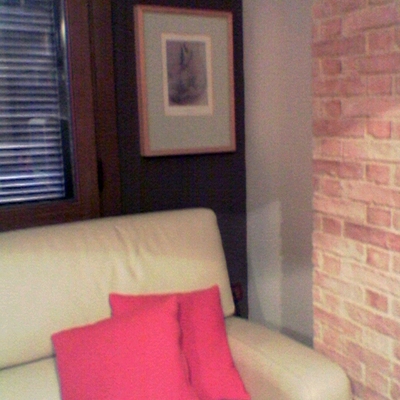 Vivienda unifamiliar en bloque sita en Sevilla. Pilar barro cocido salón